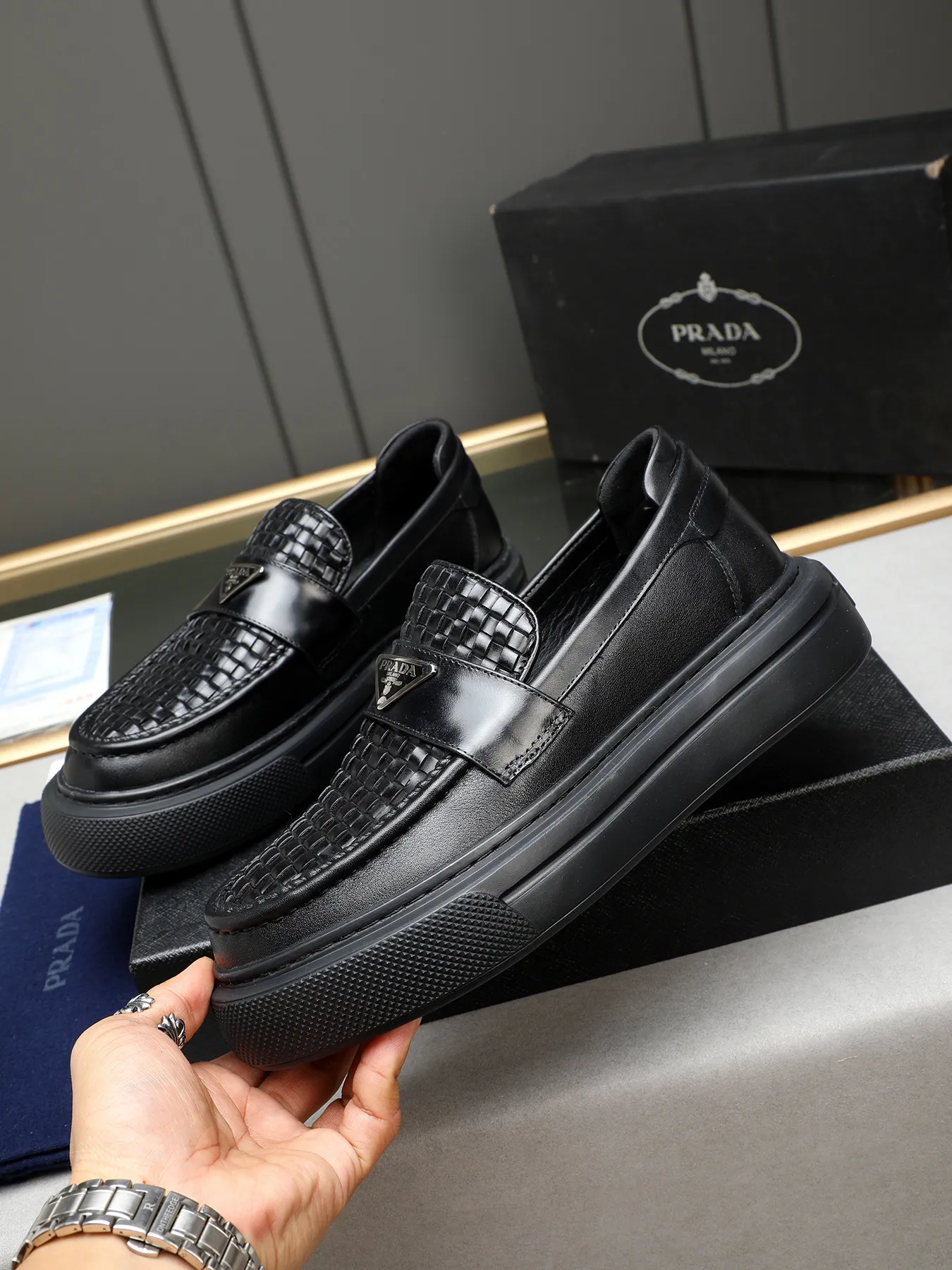 Men's Men's Shoes 💰500 Prada/Prada Men's new casual shoes, this upper is made of imported calfskin + sheep lining! The outsole is made of non-slip foam outsole, which feels good on your feet and is a fashionable and stylish item!  Size: 38-44 (45 customized)